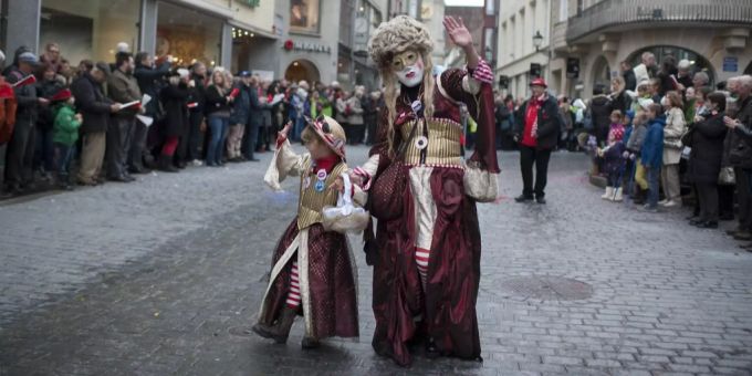 An der Solothurner Fasnacht hält ein Kind einem Guggenmusiker eine «Käpslipistole» unter die Maske. Und drückt auch noch ab. (Symbolbild) Solothurn