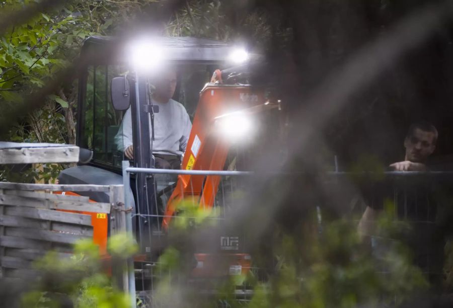 Die Ermittler nahmen die Arbeiten am Mittwochmorgen wieder auf.