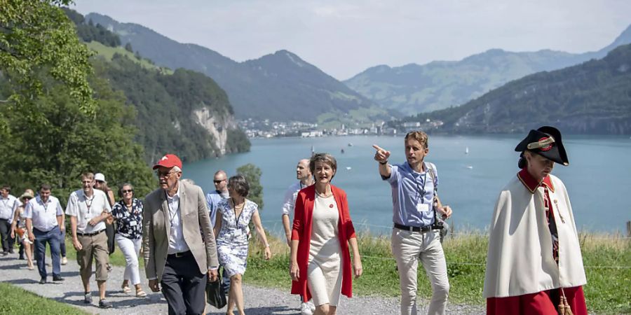 Bundespräsidentin Simonetta Sommaruga auf dem Weg zur Bundesfeier auf dem Rütli. (KEYSTONE/Urs Flueeler). Geo-Information: SWITZERLAND SCHWEIZ SUISSE/LUZERN Quelle: KEYSTONE Fotograf: URS FLUEELER