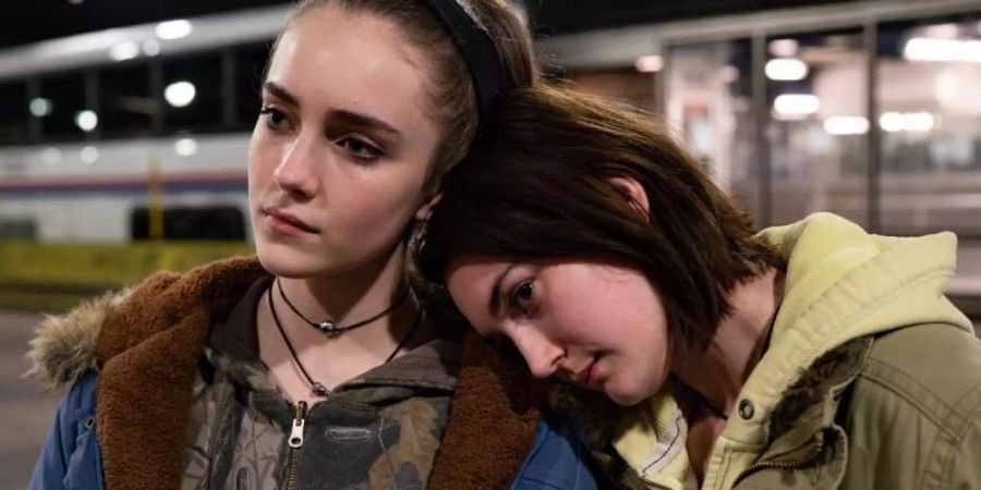 Die 17-jährige Autumn (Sidney Flanigan) nimmt mit ihrer Cousine Skylar (Talia Ryder) heimlich einen Bus nach New York, um dort die Möglichkeit zu einer Abtreibung zu haben. Foto: Angal Field/Universal Pictures UPI/dpa
