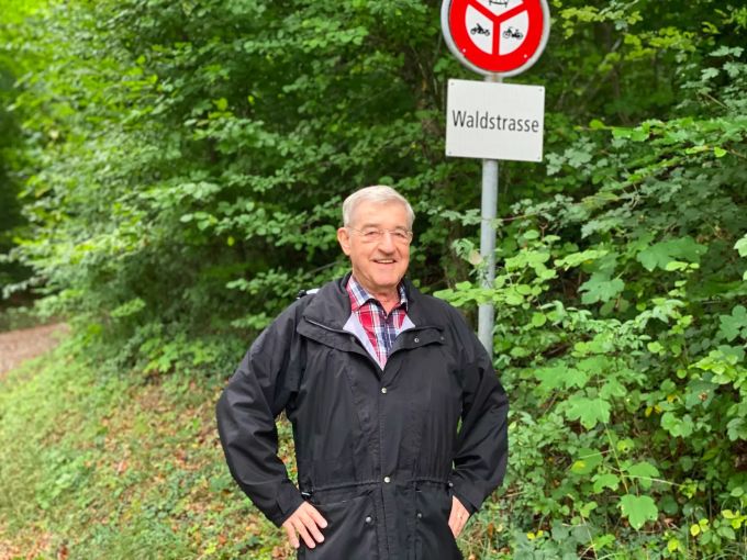 Ist mit seiner Frau täglich im Küsnachter Wald unterwegs: Karl Bischofberger. Karl Bischofberger