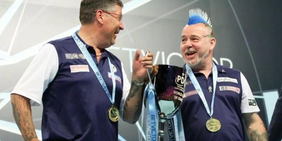 Verzichten auf einen Start bei der Darts-Team-WM: Gary Anderson (l) und Peter Wright. Foto: Bodo Marks/dpa