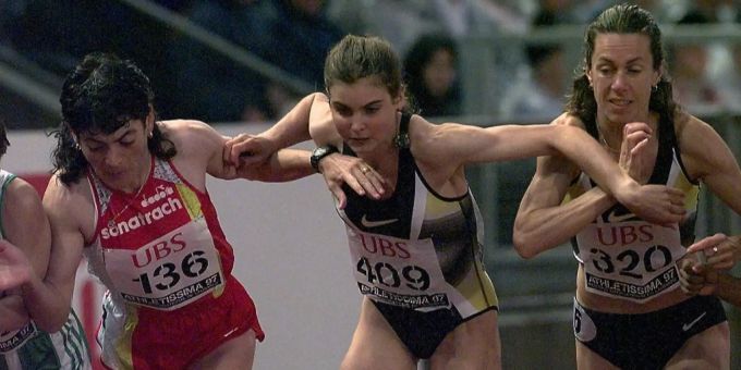 Anita Weyermann setzt sich bei der Athletissima in Lausanne 1997 kraftvoll gegen die Algerierin Hassiba Boulmerka und die Kanadierin Leah Pells durch. Anita Weyermann