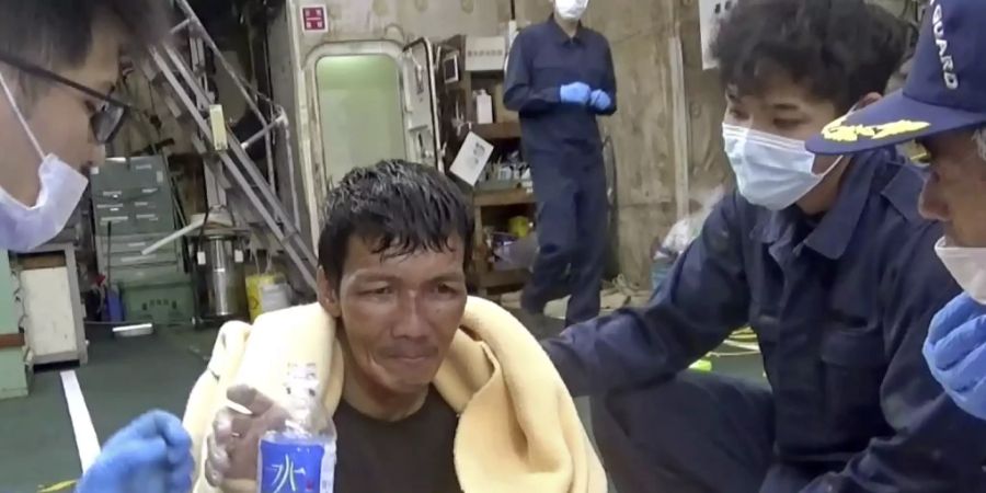 HANDOUT - Ein Besatzungsmitglied eines panamaischen Frachtschiffes trinkt nach seiner Rettung eine Flasche Wasser. Der Mann wurde nach einem Frachterunglück aus dem Ostchinesischen Meer gerettet. Foto: Uncredited/The 10th Regional Japan Coast Guard Headquarters/AP/dpa - ACHTUNG: Nur zur redaktionellen Verwendung im Zusammenhang mit der aktuellen Berichterstattung und nur mit vollständiger Nennung des vorstehenden Credits