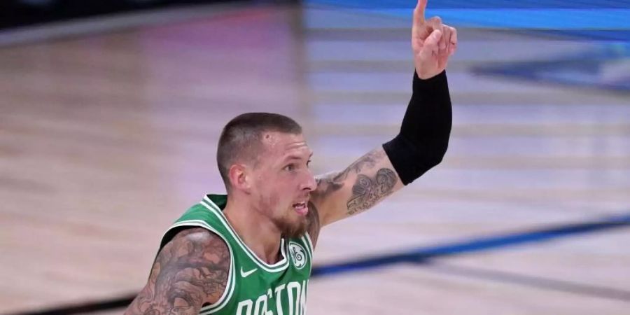 Konnte mit den Celtics gegen Miami Heat in der Serie Best-of-Seven auf 1:2 verkürzen: Daniel Theis feiert einen Treffer. Foto: Mark J. Terrill/AP/dpa