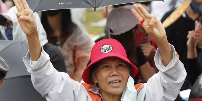 Fordern Demokratie - Hunderte Studenten stürmen in Bangkok Uni-Gelände