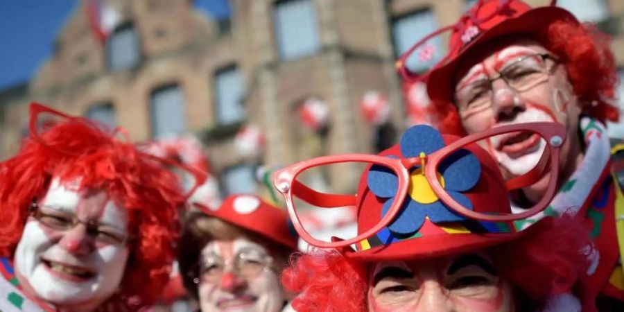 Clowns in Düsseldorf beim Rosenmontagszug im Jahr 2015. Foto: Federico Gambarini/dpa/Archiv