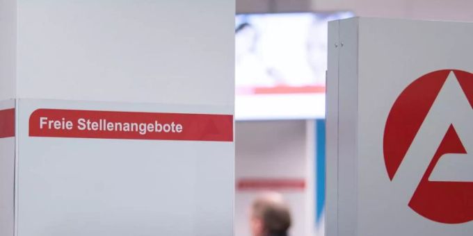 Millionen sozialversicherungspflichtig Beschäftigte üben eine Tätigkeit aus, deren Anforderungsniveau unterhalb ihrer Qualifikation lag. Foto: Sebastian Gollnow/dpa Millionen sozialversicherungspflichtig Beschäftigte üben eine Tätigkeit aus, deren Anforderungsniveau unterhalb ihrer Qualifikation lag. Foto: Sebastian Gollnow/dpa
