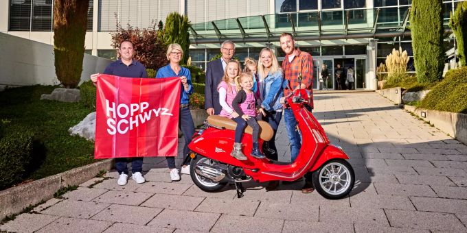 Hopp-SChwyz freut sich mit den Hauptpreis-Gewinnern des FGlaggen-Wettbewerbs: v.l.n.r. Mario Camenzind, Mythen Center; Barbara Elsner, Schwyz Tourismus; Regierungsrat Andreas Barraud, Volkswirtschaftsdepartement Kanton Schwyz, mit der Gewinnerfamilie Judith und Philipp Auf der Maur aus Schwyz mit ihren drei Mädchen. «Hopp Schwyz»-Wettbewerb