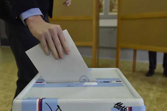 Ein Wähler wirft seinen Stimmzettel in eine Wahlurne.