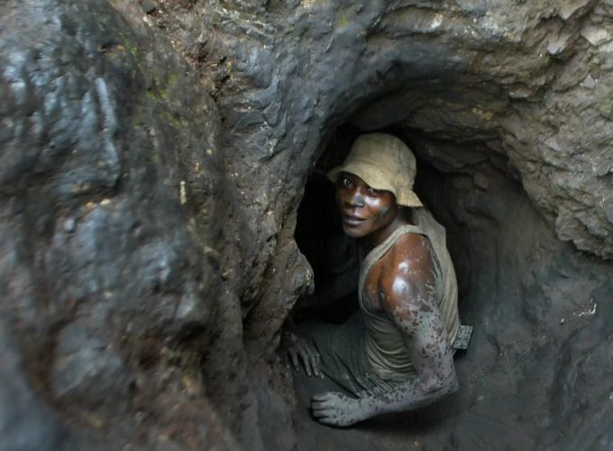 Cobalt wird oft unter unmenschlichen Bedingungen geschürft. Cobalt Mineral