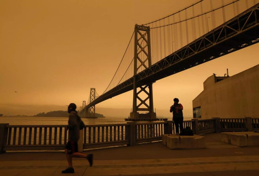 Surreale Bilder aus San Francisco von letzter Woche: Die Stadt erwachte in einem organgenen Dunst.