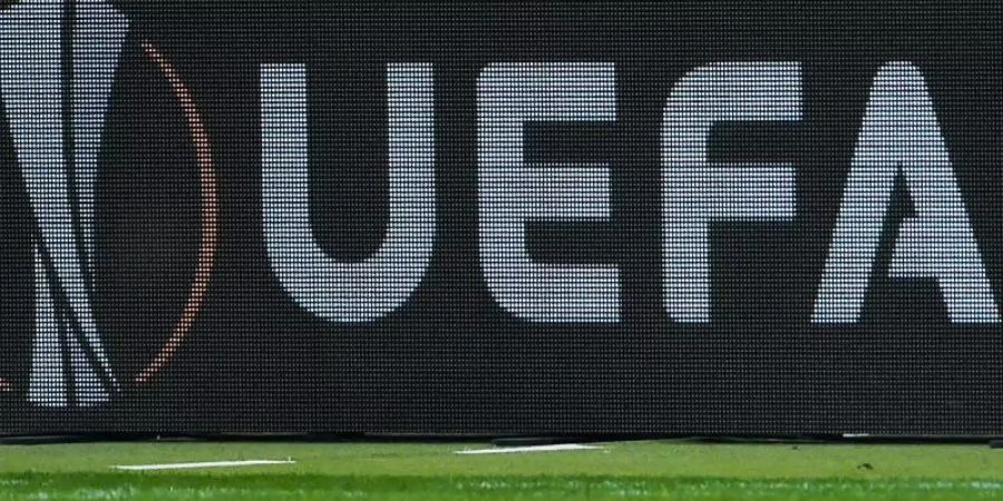 Der Schriftzug der UEFA, der Europäischen Fussball-Union. Foto: Silas Stein/dpa