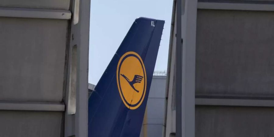 Der Lufthansa-Konzern verhandelt wieder mit seinen Piloten über Einsparungen beim Personal. Foto: Boris Roessler/dpa