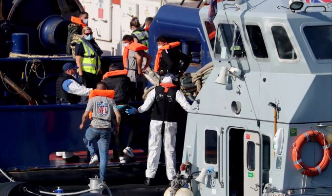 235 Menschen seien bei der Überfahrt von Frankreich nach England in kleinen Booten entdeckt worden. Migranten ärmelkanal