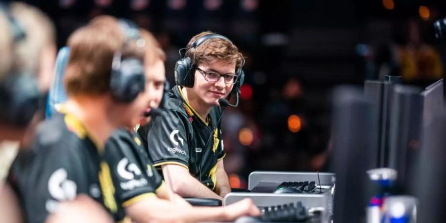 Für Mihael «MikyX» Mehle (r) von G2 hatten die Einschränkungen in Quarantäne durchaus Auswirkungen auf das Training. Foto: Riot Games/dpa
