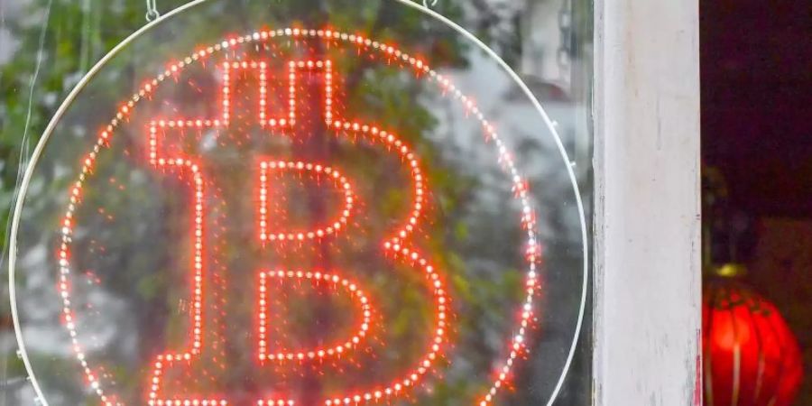 Der Bitcoin ist wohl die derzeit bekannteste Digitalwährung. Im Internet wird aber auch oft mit Ether, Tether oder Libra gehandelt. Foto: Jens Kalaene/ZB/dpa