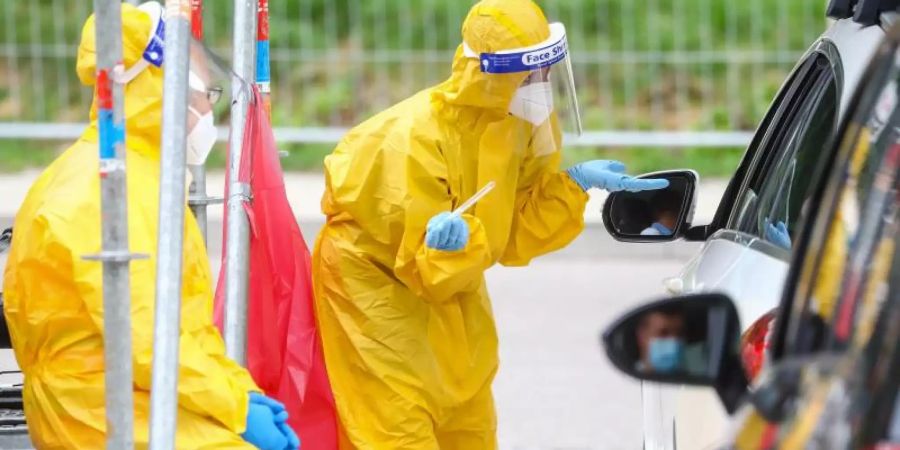 Reiserückkehrer werden in einer Corona-Teststation an der Autobahn A8 nahe Ulm auf das Corona-Virus getestet. Foto: Christoph Schmidt/dpa