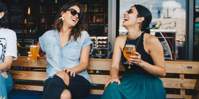 Zwei Frauen trinken Bier