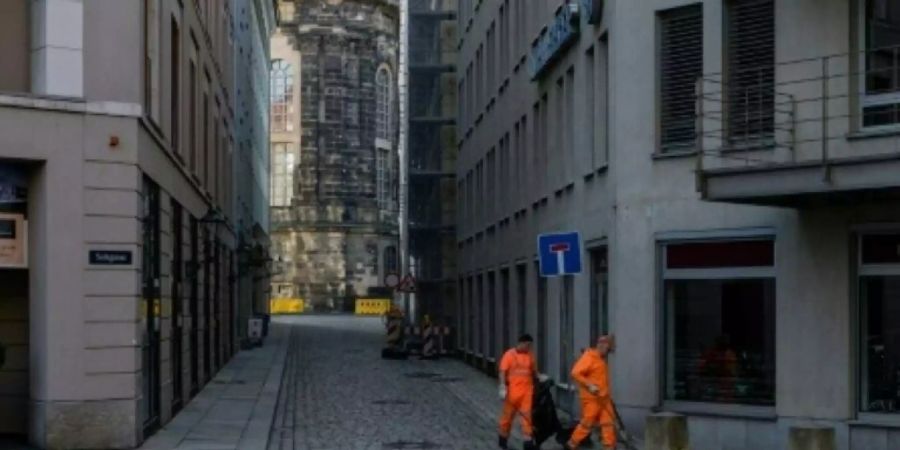 Müllabfuhr bei der Arbeit