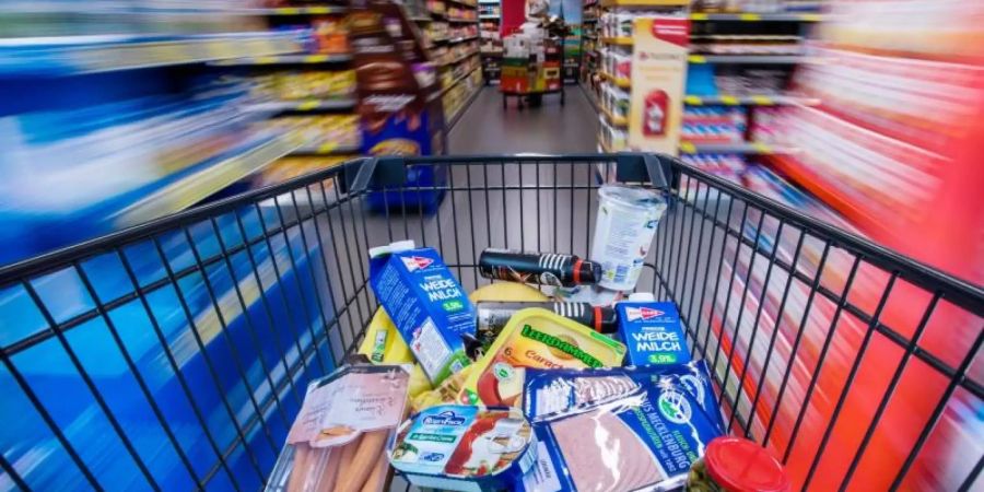 Muss es immer so viel Plastik sein? Für immer mehr Menschen spielt der Umweltschutz beim Einkauf eine Rolle. Foto: Jens Büttner/dpa-Zentralbild/dpa