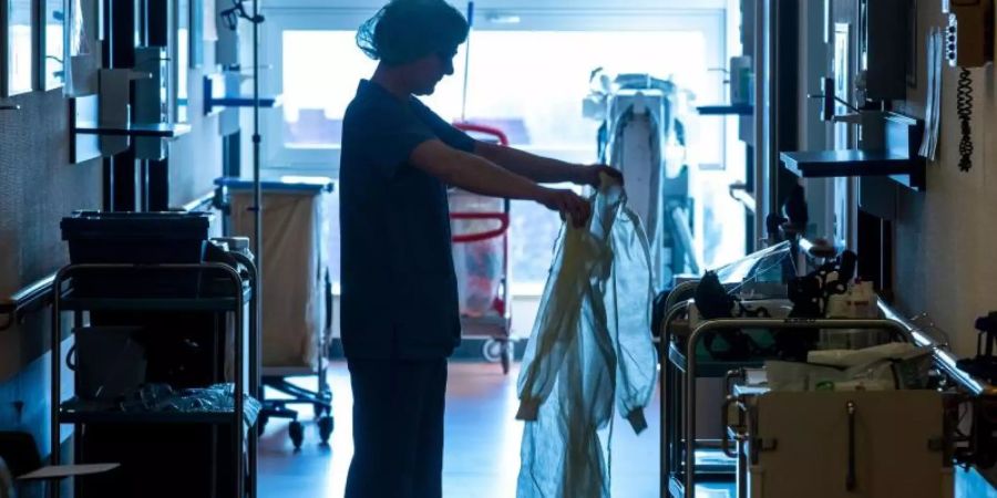 Eine Pflegefachkraft mit sieben Berufsjahren verdient heute monatlich 3337,47 Euro brutto. Ab dem 1. April 2021 verdienen Pflegekräfte mit sieben Jahren Berufserfahrung monatlich 3457,47 Euro und ein Jahr später 3568,44 Euro. Foto: Jens Büttner/dpa-Zentralbild/dpa