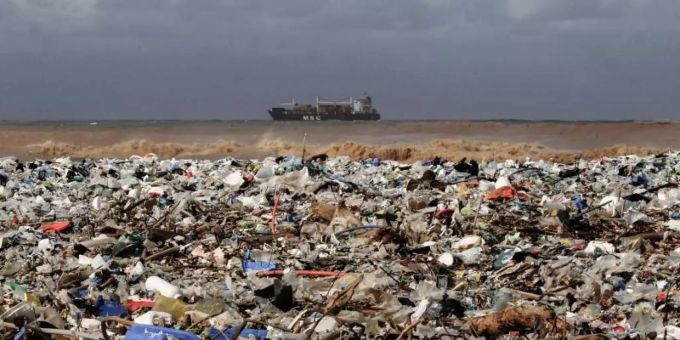 Plastikmüll an einem Mittelmeerstrand. Foto: Marwan Naamani/dpa plastik