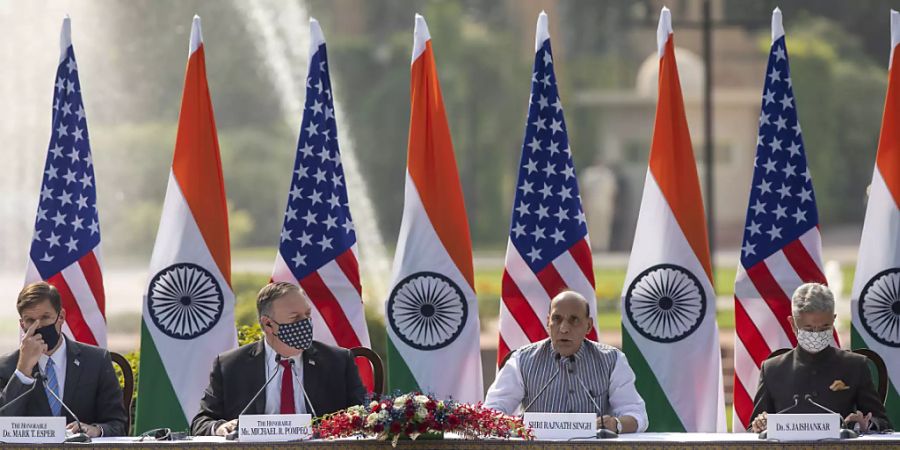 Mark Esper (l-r), Verteidigungsminister der USA, Mike Pompeo, Aussenminister der USA, Rajnath Singh, Verteidigungsminister von Indien, und Subrahmanyam Jaishankar, Aussenminister von Indien, nehmen an einer gemeinsamen Pressekonferenz im Hyderabad House teil. Foto: Altaf Qadri/AP/dpa