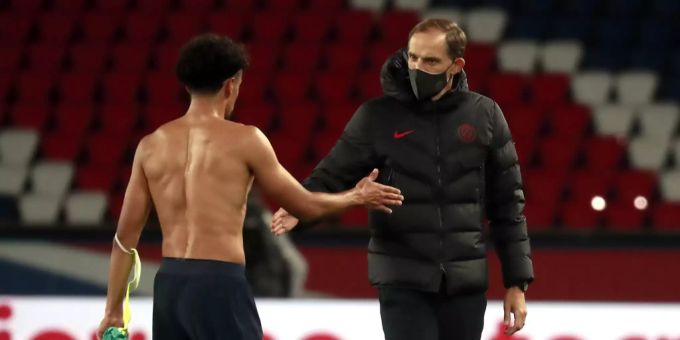 Thomas Tuchel, Trainer Paris Saint-Germain, klatscht mit Verteidiger Marquinhos ab. paris saint-germain