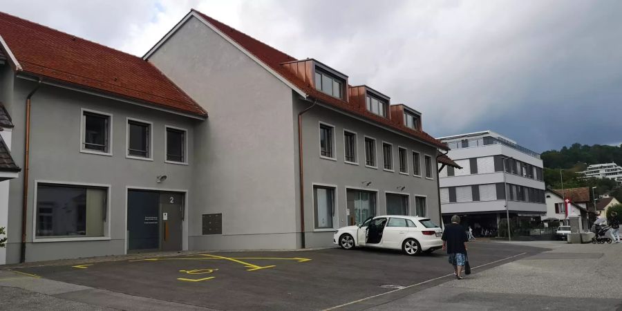 Ein Neubau mit Arztpraxis und Wohnungen beim Dorfplatz Erlinsbach SO.