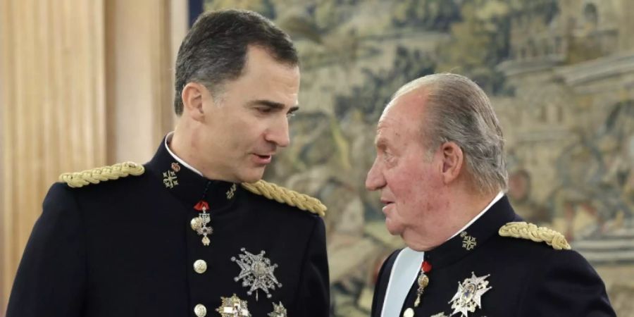 König Felipe (l.) und sein Vater Juan Carlos