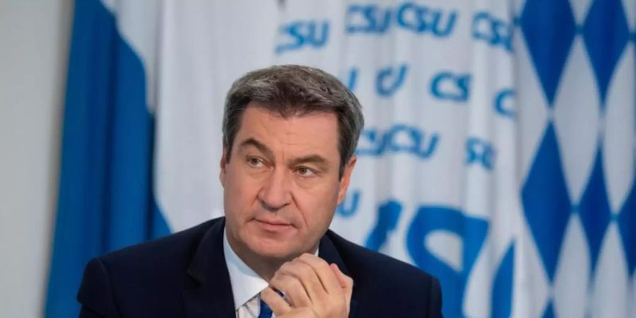 Markus Söder sitzt beim virtuellen Parteitag in seinem Büro in der CSU-Landesleitung. Foto: Sven Hoppe/dpa-Pool/dpa