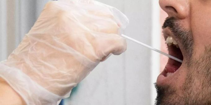 Ein Patient lässt vor einer Arztpraxis in Berlin einen Abstrich für einen Corona-Test machen. Foto: Kay Nietfeld/dpa Ein Patient lässt vor einer Arztpraxis in Berlin einen Abstrich für einen Corona-Test machen. Foto: Kay Nietfeld/dpa