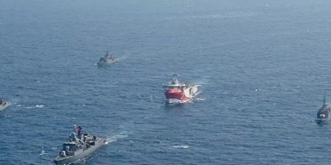 Das türkische Forschungsschiff «Oruc Reis» (M) fährt in Begleitung türkischer Kriegsschiffe über das Mittelmeer (bestmögliche Qualität). Die Spannungen im Streit um Erdgas im östlichen Mittelmeer dauern an. Foto: -/IHA/AP/dpa erdgas