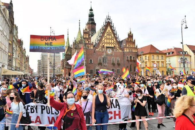 Menschen in Polen demonstrierten am Sonntag für die LGBT-Rechte. Protest Polen