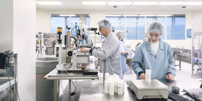 Mitarbeiter der Santhera Pharmaceuticals Holding mit Sitz in Pratteln. santhera pharmaceuticals