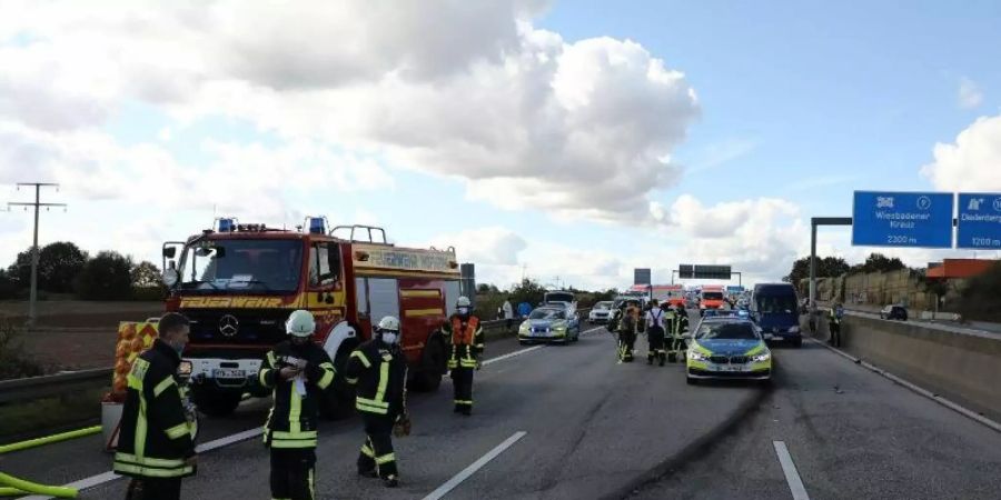 Feuerwehr- und Polizeifahrzeuge nach dem Unfall auf der A66. Foto: -/5vision.media/dpa