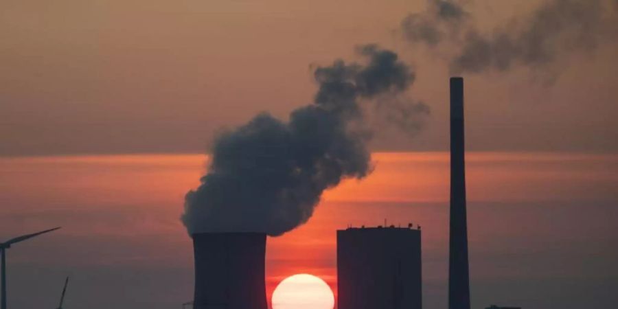 Die Sonne geht hinter dem Kohlekraftwerk Mehrum im Landkreis Peine auf. Deutschland soll bis spätestens 2038 aus der klimaschädlichen Stromgewinnung aus Braun- und Steinkohle aussteigen. Foto: Julian Stratenschulte/dpa