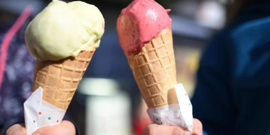 Eisverkäufer haben vermutlich bei den hohen Temperaturen Hochkonjunktur. Foto: Patrick Seeger/dpa