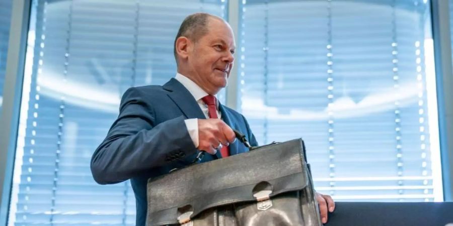 Wegen der weiter schwelenden Corona-Krise möchte Bundesfinanzminister Scholz die Auszahlung des Kurzarbeitergelds ausweiten. Foto: Michael Kappeler/dpa