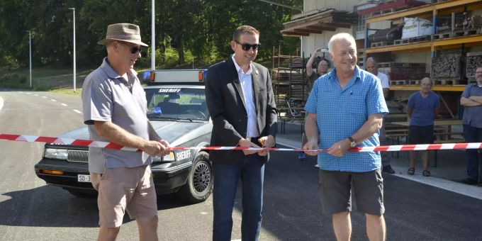 Thomas Niggli, Georg Lindemann und Urs Räber eröffnen die neue Strasse im Bännli Wolfwil (v.l.). Bännli Wolfwil Georg Lindemann