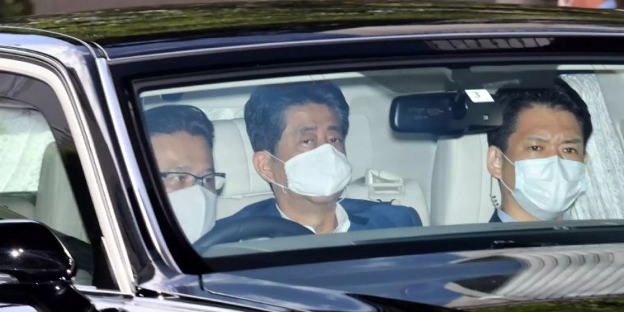 Shinzo Abe während der Fahrt ins Krankenhaus in Tokio