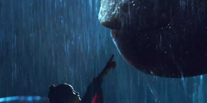 Eine anrührende Beziehung: Jia (Kaylee Hottle) und Kong. Foto: Warner Bros./dpa Eine anrührende Beziehung: Jia (Kaylee Hottle) und Kong. Foto: Warner Bros./dpa