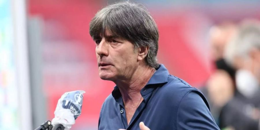 Stand nach dem EM-Aus gegen England der ARD Rede und Antwort: Joachim Löw. Foto: Christian Charisius/dpa
