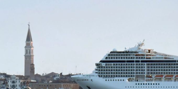 Ein Kreuzfahrtschiff im Becken von Venedig. venedig kreuzfahrtschiff