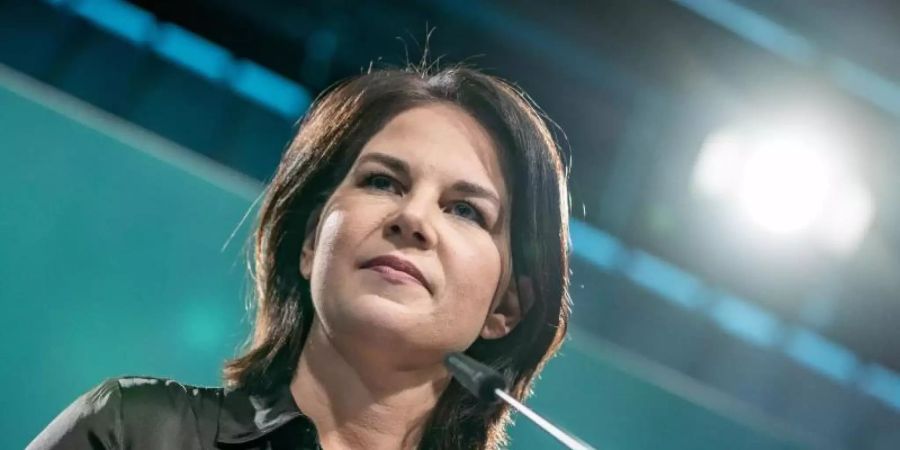 Im Streit um höhere Benzinpreise und den Klimaschutz sieht sich die designierte Grünen-Kanzlerkandidatin Annalena Baerbock anhaltender Kritik ausgesetzt. Foto: Michael Kappeler/dpa