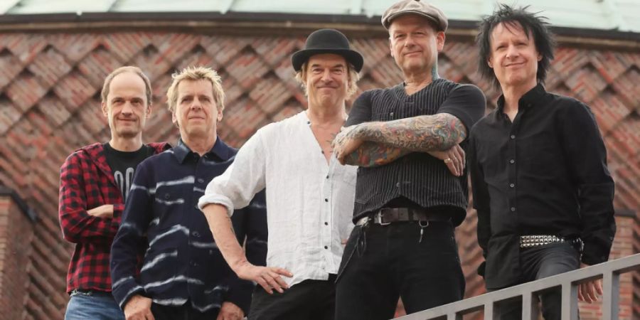 «Die Toten Hosen» feiern nächstes Jahr ihr 40-jähriges Jubiläum mit einer Tour, die sie Mitte Juli auch in Schweiz führt: Gitarrist Michael Breitkopf, Bassist Andreas Meurer, Sänger Campino, Gitarrist Andreas von Holst und Schlagzeuger Stephen George Ritchie (v.l.n.r.). (Archivbild)