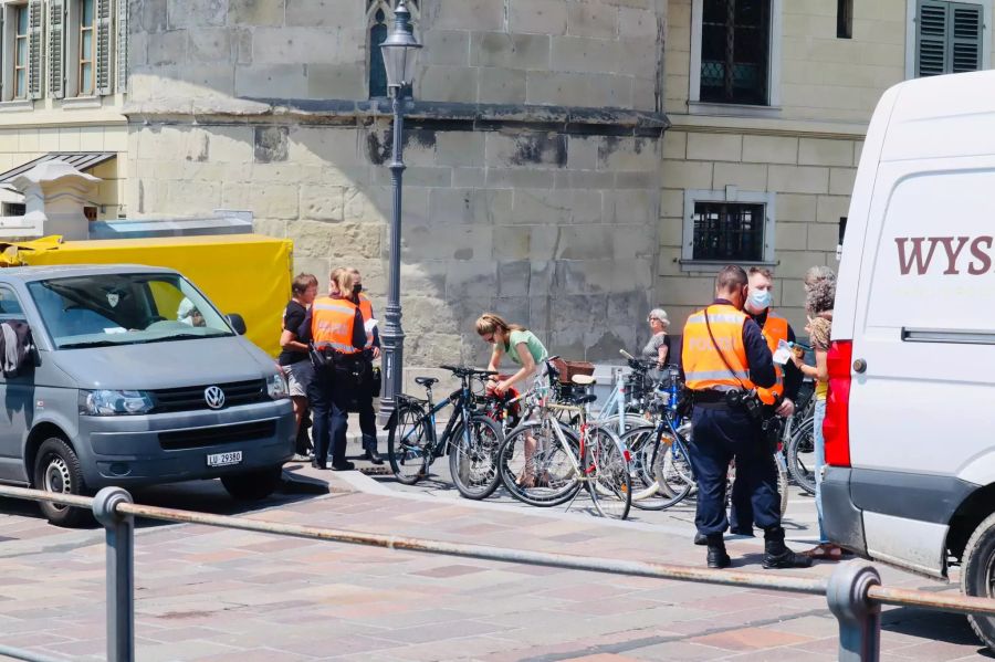 Vereinzelt führt die Polizei auch Personenkontrollen durch.