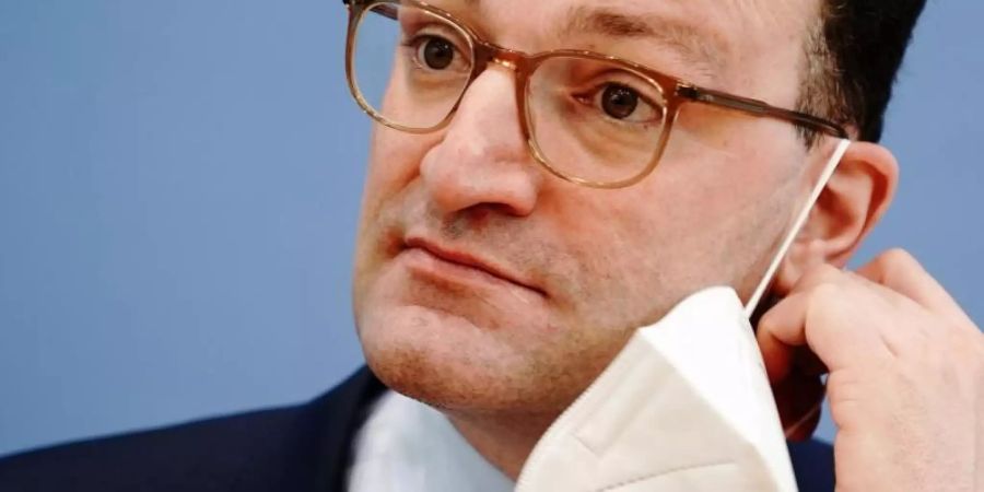 Bundesgesundheitsminister Spahn: «In einem ersten Schritt kann die Maskenpflicht draussen grundsätzlich entfallen». Foto: Kay Nietfeld/dpa