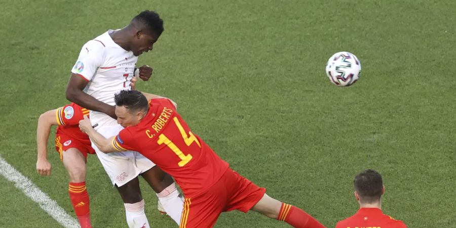 Breel Embolo köpft die Schweiz gegen Wales in Führung.